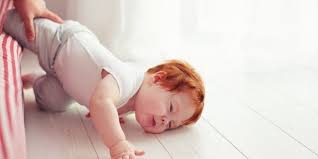 Baby Vom Bett Gefallen Mogliche Gefahren Wann Sie Zum Arzt Sollten