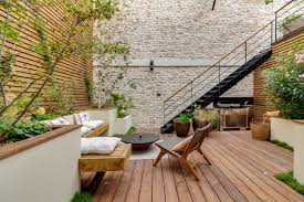 Quant à l'aménagement paysager moderne, on doit connaître toutes les astuces du métier pour créer une conception attrayante. Un Patio De Ville Modern Terrasse Nantes Von Faar Paysagiste Concepteur Houzz