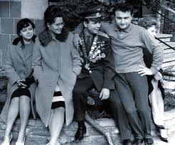 Однажды юрий пришел домой позже обычного и рассказал жене, что его вызывают в в скором времени генерал каманин рассказал женам, к чему готовят их мужей. Moj Priyatel Yurij Gagarin Ogonek 10 4837 Ot 14 03 2004