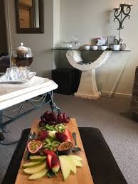 On eagle wings mountain retreat and spa gold coast is a boutique day spa situated in the gold coast hinterland, only a 25mins scenic drive from the beautiful gold coast beaches. My Sparkling Wine And Fruit After My Spa Treatment Picture Of Ocean Day Spa Salon Surfers Paradise Tripadvisor