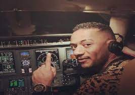 كما وجهت شقيقة زوجة الطيار الموقوف أشرف أبو اليسر الذي توفي اليوم السبت، رسالة قاسية للفنان محمد رمضان، حملته فيها سبب تدهور حالته الصحية والتي أدت لوفاته اليوم. Ù…Ø­Ù…Ø¯ Ø±Ù…Ø¶Ø§Ù† ÙŠØªØµØ¯Ø± ØªØ±ÙŠÙ†Ø¯ ØªÙˆÙŠØªØ± Ø¹Ù‚Ø¨ ÙˆÙØ§Ø© Ø§Ù„Ø·ÙŠØ§Ø± Ø£Ø´Ø±Ù Ø£Ø¨Ùˆ Ø§Ù„ÙŠØ³Ø± Ø¨ÙˆØ§Ø¨Ø© Ø§Ù„Ø´Ø±ÙˆÙ‚ Ù†Ø³Ø®Ø© Ø§Ù„Ù…ÙˆØ¨Ø§ÙŠÙ„