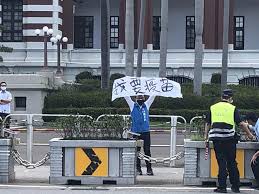 選取工作列上的 喇叭 圖示。 接下來，選取箭號 ，以開啟與電腦連線的音訊裝置清單。 檢查您的音訊是否正使用您偏好的音訊裝置播放，例如喇叭或耳機。 如果這樣做無法解決問題，請繼. Ahsbtovhco5jcm