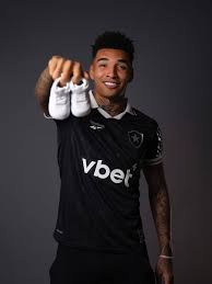 Ex-Botafogo, Igor Jesus celebra nascimento do primeiro filho