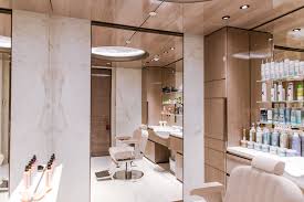 Le Coiffeur Christophe Nicolas Biot A Ouvert La Cabine Pour Completer L Offre Du Spa Akasha De L Hotel Lutetia A Paris Ici En Salon De Coiffure Spa Salon