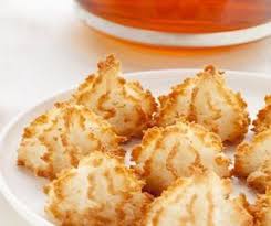 Recette De Rochers Coco La Recette Facile Ingredients 4 Blancs D Oeufs 200 G Sucre Semoule 260 G Noix De Coco Preparati Recette Rochers Coco Recette Facile