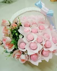 Diy gubahan hantaran coklat kahwin tunang yang simple 2020 gubahanhantarankahwintunang. Gubahan Coklat Hantaran Dalam Bakul D Suri Creations Facebook