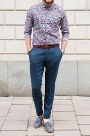 Look De Moda Camisa De Vestir Con Print De Flores Azul Pantalon De Vestir Azul Mocasin Con Borlas De Ante Gris Correa De Cuero En Tabaco Mens Pants Fashion Men Shirt