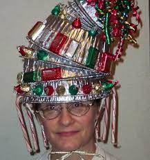 My Work Is Having A Wacky Christmas Hat Contest And It Took Me Forever To Figure Out What I Wanted To Create And Ent Costume De Noel Noel Kitsch Chapeaux Fous