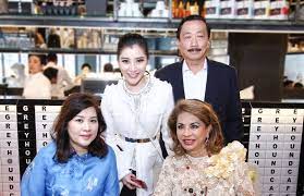 28 yaşında yatırımcı ve ceo olan chryseis tan, instagram hesabından herkesi özendirecek yaşam tarzını, tatillerini, yemek yeme anlarını gözler önüne seriyor. Greyhound Cafe Malaysia Grand Opening Tatler Malaysia