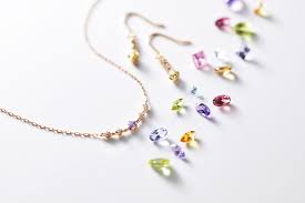 お守りのような誕生石ジュエリーを、いつもあなたのそばに