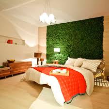 En el salón hay una mesa y cuatro sillas. 10 Beneficios De Tener Plantas En Casa Fotocasa