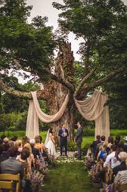 Fairytales Come To Life At This Whimsical Wedding Hochzeit Gartenparty Hochzeit Magische Hochzeit