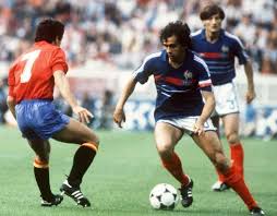 V ponedelnik (urss) en 1960 (france) , j m pereda (espagne) en 1964 (espagne), g müller (rfa) en 1972 (belgique) ont marqué dans chacun des 2 matches, et m platini (france) en 1984 (france). Michel Platini 1984 Espagne France Finale Du Championnat D Europe Des Nations Le Premier Titre Des Bleus Michel Platini France Football Football