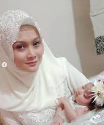 Sekarang usia kandungan isterinya datin zai izzati khiruddin, 25, sudah mencecah 6 bulan. Peminat Puji Isteri Datuk Jamal Abdillah Tetap Cantik Menawan Lepas Bersalin Nona