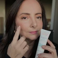 Look que usei um dia desses para ir a uma reunião de trabalho. Equilibrei a  mensagem mais tranquila do rosa com o bege com acessórios em preto, para  dar um pouco mais