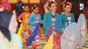 Yüzyılda malacca'da ortaya çıkan, kelimenin tam anlamıyla balad'ı seviyor. Keunikan Pantun Peranakan Baba