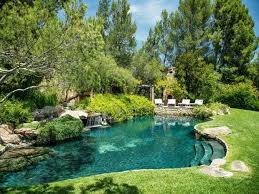 Wohnen Bei Den Stars Zu Hause Gartengestaltung Ideen Bei Bepflanzung Den Gartengestaltu In 2020 Swimming Pool Landscaping Backyard Pool Natural Swimming Pools
