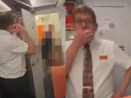 Sexo no avião é crime? Casal é flagrado transando e vídeo viraliza