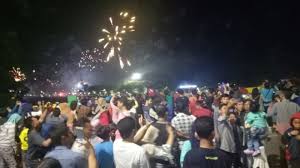 Mengikut kepercayaan masyarakat cina, hutang harus dilangsaikan sebelum malam tahun baru cina supaya si penghutang tidak terbeban dengan hutang sepanjang tahun. Happy New Year 2018 Kembang Api Dan Terompet Iringi Perayaan Tahun Baru Di Banjarmasin Banjarmasin Post