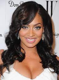 For girls who like vintage style, and charming beauty with a slightly classic direction, this is a perfect choice. High Glamour Glossy Black Waves With Side Swept Bangs La La Vazquez S Hairstyle Hairstyles Weekly