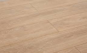 on aime ce sol stratifie coloris chene clair naturel a l 39 aspect lisse et pur chaleureux le revetement de sol stratifie parquet stratifie chene stratifie