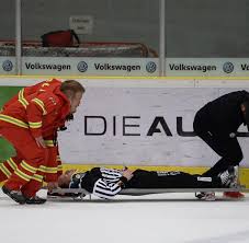 Der einzug ins halbfinale kommt einer sensation gleich, zumal die deutschen spieler aus der aber was ist schon normal bei dieser mannschaft? Eishockey Del Halbfinale Linienrichter Muss Nach Check Ins Krankenhaus Welt
