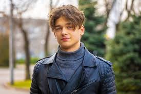 У Дніпрі студенти мистецько-художнього коледжу культури влаштували флешмоб  до Дня Соборності України | Дніпропетровська обласна державна адміністрація