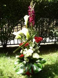 La composition florale mariage transforme le mariage en une féerie romantique. Composition Florale De Mariage Fleurs Mariage Dis Moi Oui Composition Florale Ceremonie De