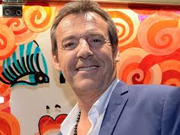 Jean Luc Reichmann Est Un Des Animateurs Preferes Des Francais Retour Sur Son Parcours Tele En Video Parcours Jeans Video