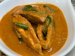Whereas kerelan fish curry has that aromatic flavour of coconut, the goan fish curry differs with a sharp note usually given by using taramind, lime or vinegar. Goan Pomfret Fish Curry Showmethecurry Com