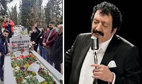 Ünlü sanatçı müslüm gürses, ölümünün 3'üncü yıl dönümünde mezarı başında anıldı. Muslum Gurses In 8 Olum Yil Donumunde Sevenleri Mezarina Akin Etti