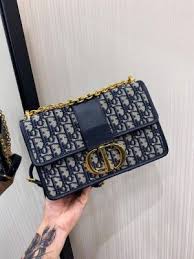 Pin On Top Designer Bag La ligne 30 montaigne, inspirée de l'adresse emblématique, propose des pièces essentielles qui incarnent les codes iconiques de la maison. pin on top designer bag