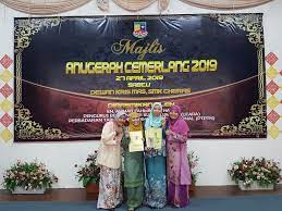 Majlis anugerah cemerlang merupakan program yang mengiktiraf kejayaan murid murid dalam bidang kurikulum dan kokurikulum. Majlis Anugerah Cemerlang Smk Cheras 2019 Guru Kaunseling Nurhaiza Che Mat