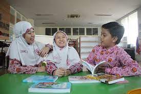Gambar kartun anak sd lagi belajar memang akhir akhir ini sedang banyak dicari oleh sebagian orang disekitar kita salah satunya sobat. Peran Sekolah Menanamkan Pembiasan Siswa Membaca Mudipat Co
