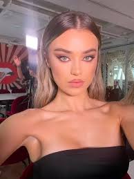 Jayne Kelleher's Instagram, Twitter & Facebook