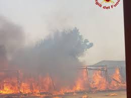 L'incendio in via cairoli lo scorso giugno non ha insegnato niente ed ora, come presidentessa dell'assemblea provinciale di catania per il partito democratico, devo constatare insieme ai migliaia di catanesi che non. Incendio Lido Catania I Pompieri Stanno Spegnendo Le Fiamme Cosa E Successo Nel Pomeriggio
