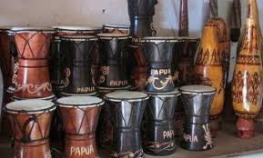 Musik merupakan salah satu penghiburan kepada siapa saja dan dimana pun kita berada. 10 Souvenir Khas Papua Jual Harga Toko Yang Murah Dan Wajib Dibawa Pulang Jejakpiknik Com