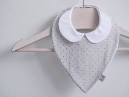 Un Nouvel Exemplaire Du Bavoir Chic Col Claudine Irresistible Bavoir Bandana Col Claudine Motif Grege A Pois Figue Et Doubl Bavoir Bandana Tuto Bavoir Bavoirs