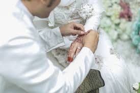 Pedagang muslim yang menetap ada yang menikah dengan putri raja. 6 Pernikahan Yang Dilarang Dalam Islam Orang Bujang Kena Tahu Remaja
