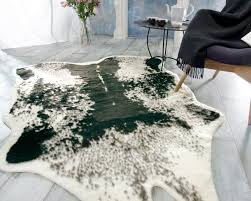 Möglicherweise ist der wunsch, sein zuhause mit einem kuhfellteppich in beige oder grau zieren zu können, gerade deshalb so groß. Kuhfell Teppich Kaufen Schwarz Aus Kunstfell Zum Top Preis Wolldecken Shop