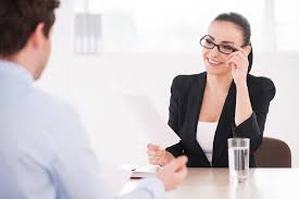 Pessoa profissional em frente ao laptop em uma videochamada, demonstrando confiança, com uma interface de IA analisando pontos fortes da fala ao lado.