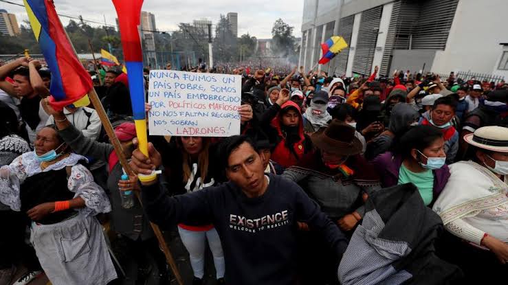 Resultado de imagen de Policía de Ecuador desaloja con violencia a indígenas del Parlamento