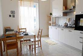 Il locale posto al piano terra dispone di due vetrine, pavimenti in monocottura e porta di ingresso in doppio vetro. Affitti Case Vacanze Scauri Minturno Appartamenti Case Vacanze