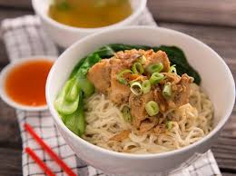 Penjual mie ayam umumnya melelehkan lemak ayam dalam jumlah banyak untuk kemudian ditaruh dalam botol. Resep Mie Ayam Abang Abang Yang Gurih Sedap