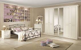 Gli stessi letti è possibile sceglierli a parte, ed in particolare abbiamo quelli imbottiti in tessuto similpelle, quelli laminati effetto legno ed in ferro battuto. Camere Da Letto Mondo Convenienza 2017 Il Catalogo Per La Zona Notte Design Mag