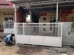 Pagar minimalis merupakan salah satu jenis pagar rumah yang menjadi pilihan banyak orang karena lebih simple dan sesuai dengan konsep rumah minimalis masa kini. Pagar Minimalis Kanopi