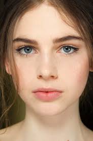 Dolce Gabbana Fall 2014 Ready To Wear Fashion Show In 2020 Simple Eyeliner Natural Makeup Makeup Looks