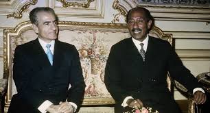 محمد انور السادات سومین رئیس‌جمهور مصر بود که پس از امضای پیمان کمپ دیوید و صلح با اسرائیل در پی اعتراضات جهان عرب به این اقدام توسط خالد اسلامبولی و سه ضارب دیگر ترور. Ù†ÙØ§Ø°ÙŠØ© Ø¹Ø¶Ù„ÙŠ ÙØªØ±Ø© Ø§Ù†ÙˆØ± Ø§Ù„Ø³Ø§Ø¯Ø§Øª ÙˆØ²ÙˆØ¬ØªÙ‡ Rangarljos Net