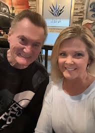 Feels good to be out tonight. Great entertainment, delicious food and  drinks. Cheers! 🥂