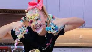 I never like to comment on things or get involved in things that don't involve me, but this. Jojo Siwa Instagram Live Stream 2 December 2020 Ig Live S Tv